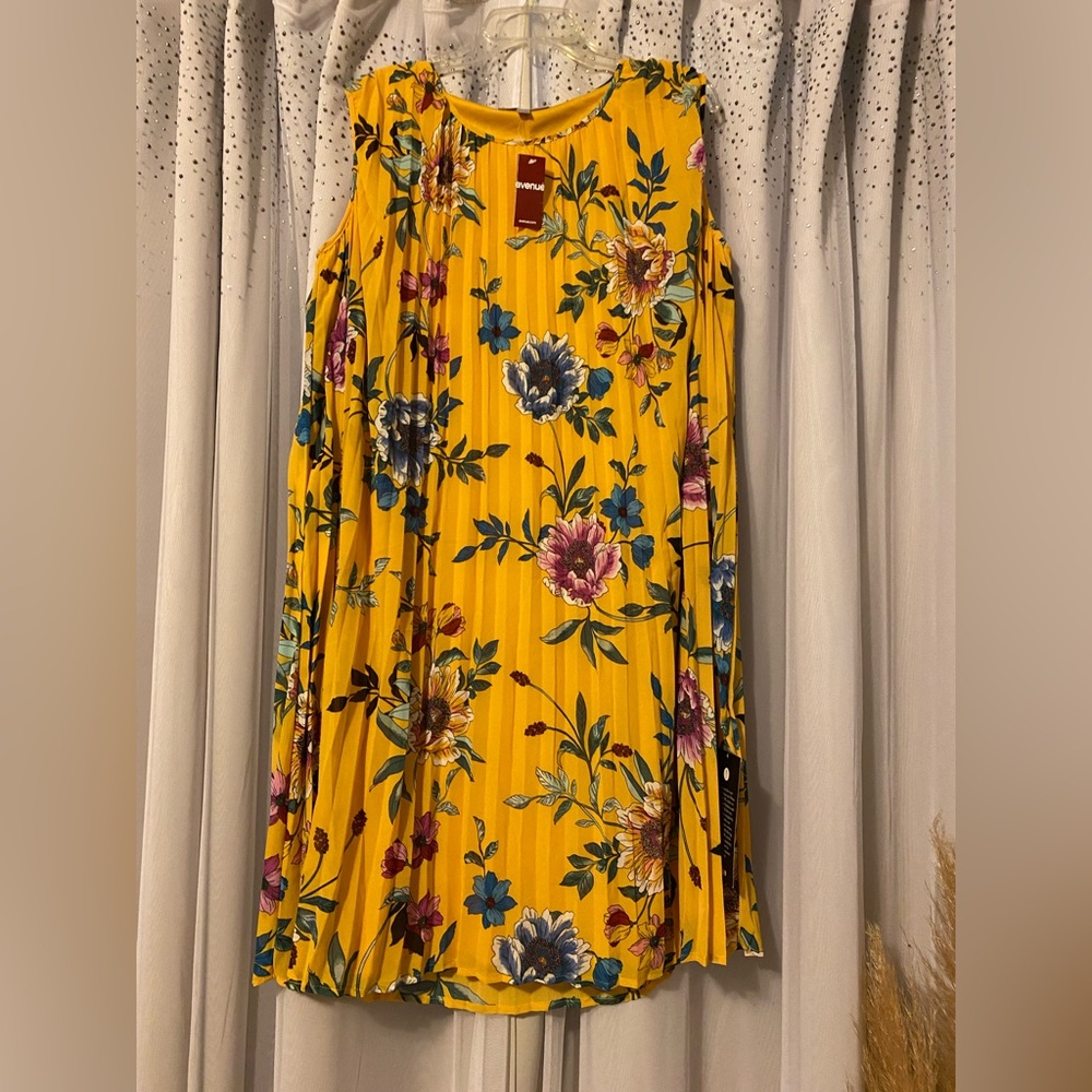Brand: VIP by avenue 
Size: 14/16, PTP- 21”, Length- 39”
Color: Yellow